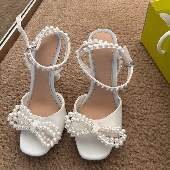 White/ pearl wedding heels

Never worn - Picture 6 of 7